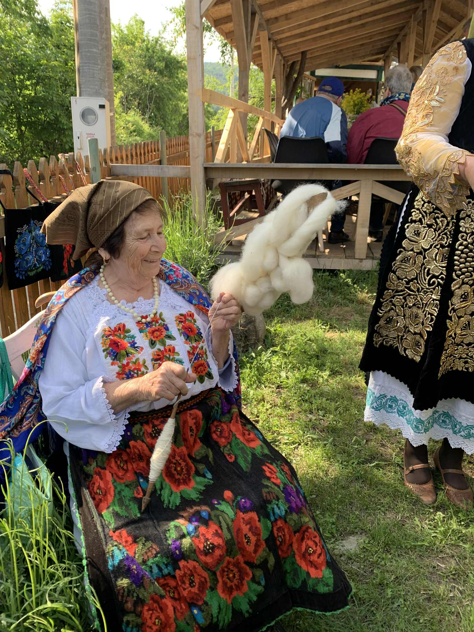 Žena v tradičnom valašskom kroji pri spracovaní vlny