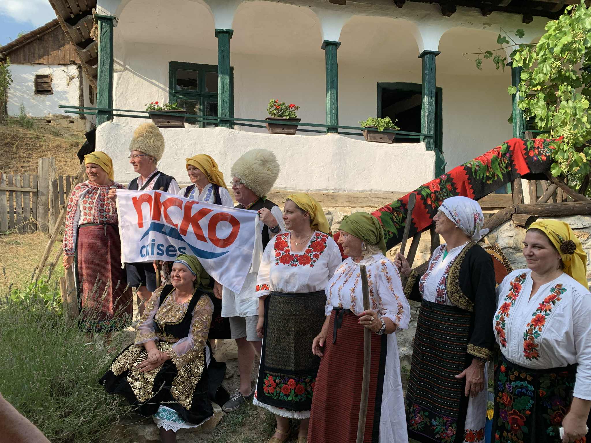 Skupina ľudí v tradičných valašských krojoch