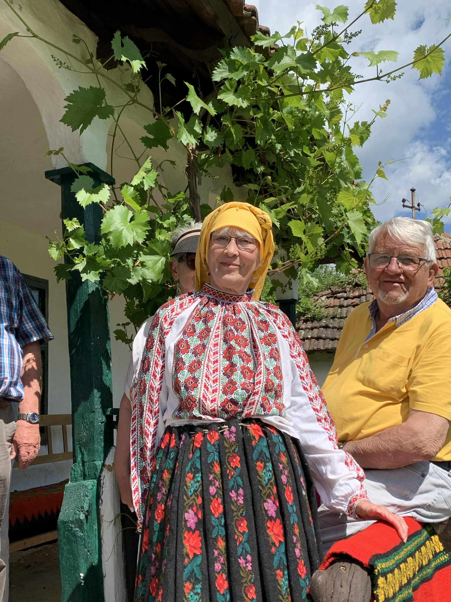 Žena vo valašskom kroji pred tradičným domom
