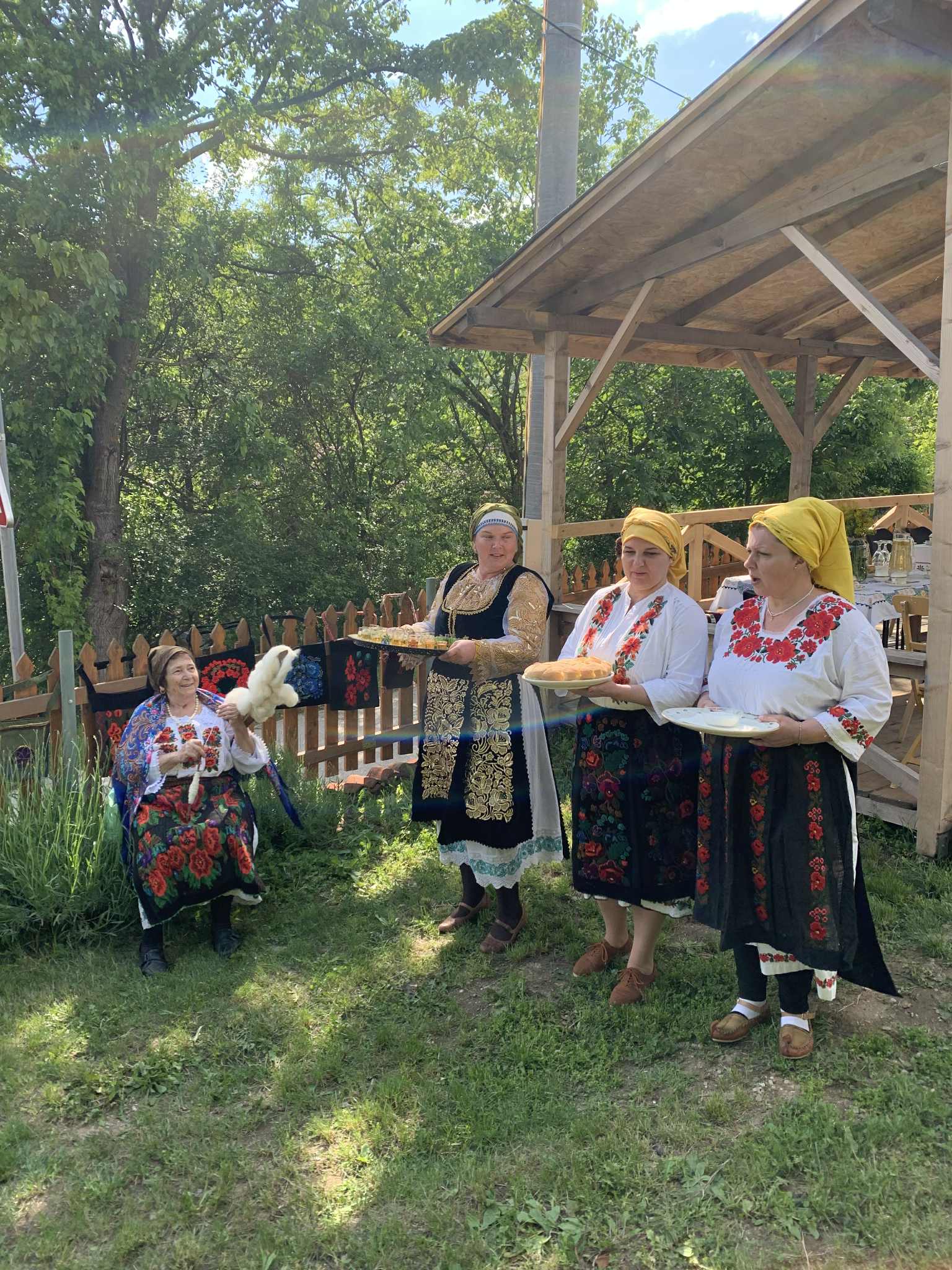 Ženy vo valašských krojoch vítajú hostí tradičným jedlom