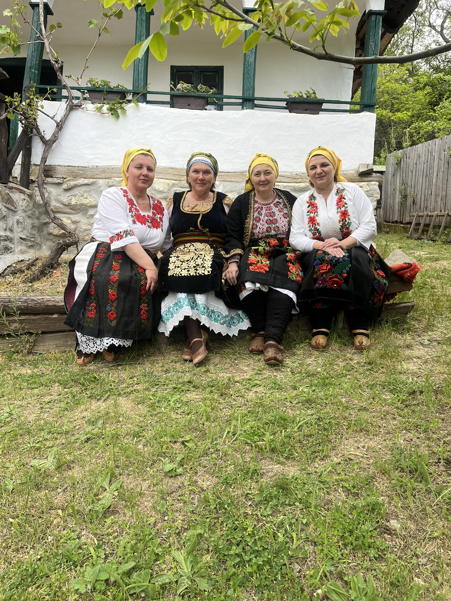 Ženy v tradičných valašských krojoch v Manastirici